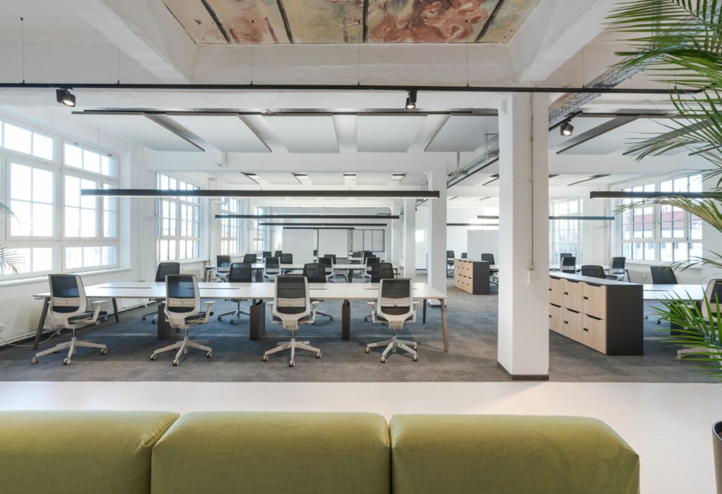 Open Office Landschaft mit Wohlfühlfaktor: Das neue Office von Choco Communications:

#officeinspiration #newwork #modernoffice #coworking #unicorn #upgreat

bit.ly/3U3Aid0