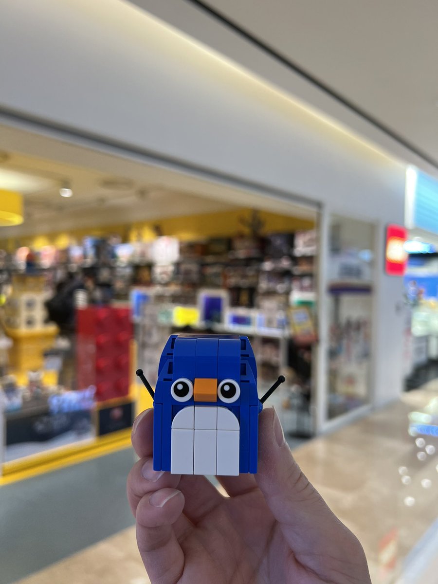 fatapplezzz's tweet photo. Found #Miguin’s family at the mall and visited the LEGO shop at LOTTE Department store @lottedfs_global https://t.co/mmOwZuxvNa