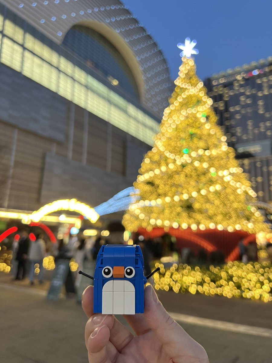 fatapplezzz's tweet photo. Found #Miguin’s family at the mall and visited the LEGO shop at LOTTE Department store @lottedfs_global https://t.co/mmOwZuxvNa