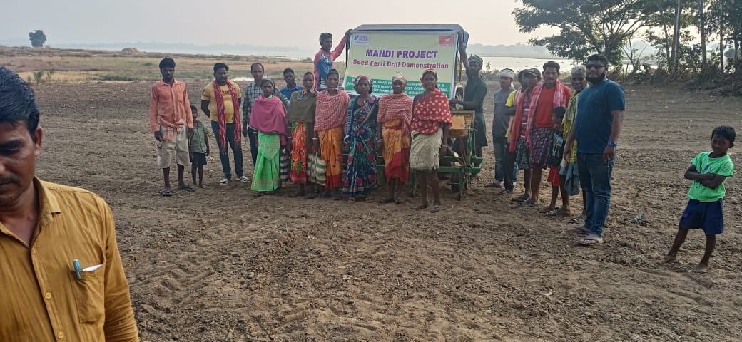 MANDI_Maize's tweet photo. Demonstration of seed cum ferti drill for maize by MANDI FPCs in Umerkote, Nabarangpur in presence of ADO Umerkote Mr.Bijay Patnaik &amp; CSISA machine operator 
@krushibibhag @mission_shakti @NidhiNSrinivas @vipinaccess @CSISAProject @CIMMYT @DMnabarangpur @arvindpadhee @icarindia https://t.co/isuUtWVlJq