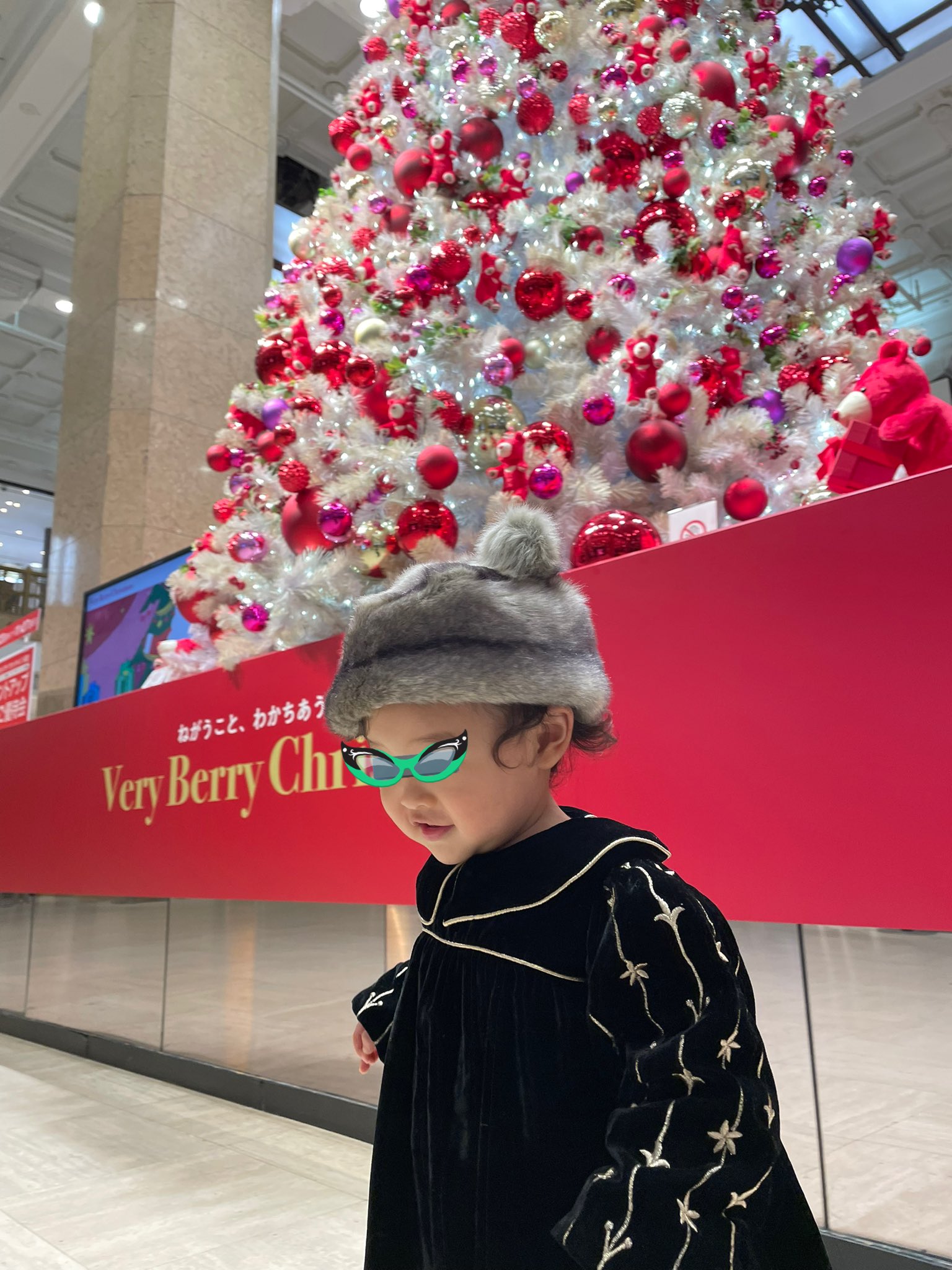 くー 1y6m 自宅保育中 クリスマスツリー 日本橋高島屋 一番綺麗だった 赤いクマさん かわいいかわいい言ってたよ ショーウィンドウも素敵だった T Co Krny3rzyvn Twitter