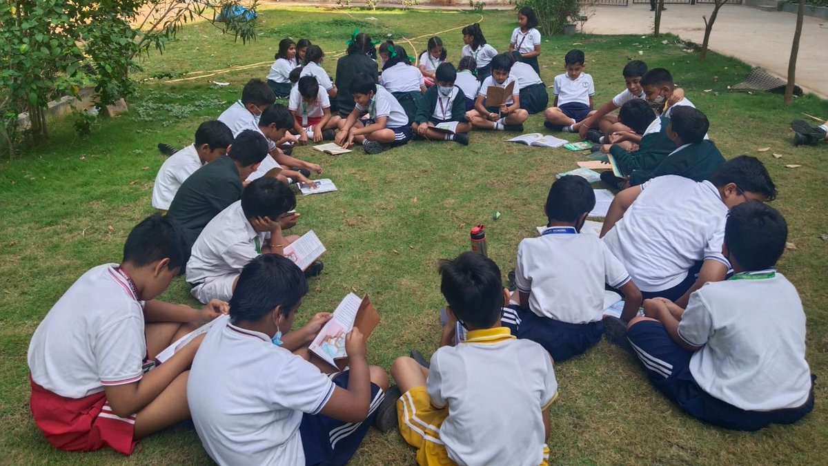 DPSSecunderabad's tweet photo. Library week Week celebration has culminated with DEAR time and a guest lecture for Story Time.The educator and a teacher trainer, Ms.Safa Razak addressed the students 
#authorgram #stories #storytelling #creativewritingsociety #writingprompt #dps #dpsnacharam #delhipublicschool https://t.co/mLZPIpLjkG