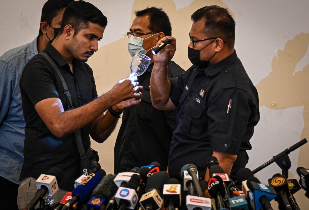 Police doing thorough checks on the table where #AnwarIbrahim will be conducting his first press conference as prime minister (Photos: Fatihah Kamaruddin)

cna.asia/3OzpSR3