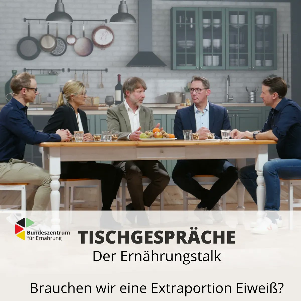 bzfe_de's tweet photo. Jetzt online: Der 4. BZfE-Talk #Tischgespräche mit Dr. Georg Abel, Dr. Markus Keller, Amely Brückner und Bernd Eßer. Die Frage, ob wir eine Extraportion #Eiweiß brauchen, beantworten die Fachleute aus verschiedenen Perspektiven ➡️ https://t.co/7WQwPaQbyj https://t.co/tniBFm25bo
