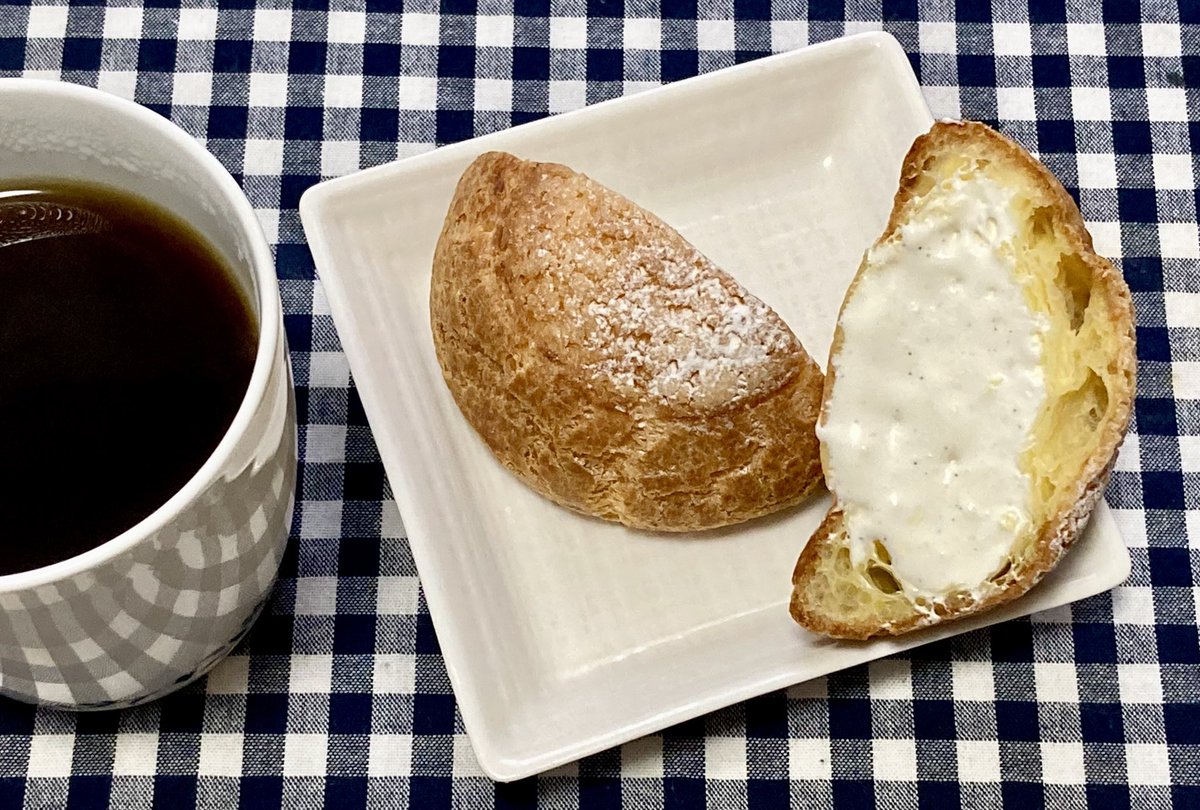 Chabin_104's tweet photo. 神戸・EGOAL、濃厚ミルクシュー🥰
かための生地に、とろとろでミルキーなクリームがよく合っています🌸
#EGOAL https://t.co/sfm7ftmdQn