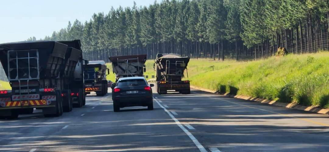 Veetra__'s tweet photo. How do we end this guys, it's just too much? N2 towards Pongola from Piet Retief https://t.co/jDQa5IrYIH