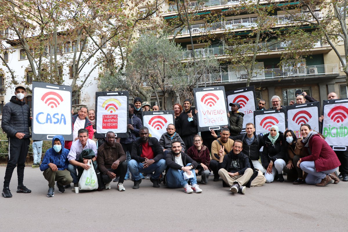 🔴📈 895 persones dormen diariament als carrers de Barcelona i 3.046 estan allotjades en equipaments.

🗣️ Avui hem sortit al carrer per reivindicar una llar digna per tothom i dir prou al sensellarisme.

✅ campanyes.caritas.barcelona/fora-de-cobert…