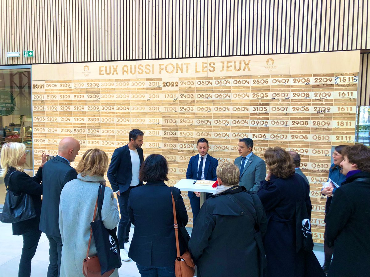 RaphLeclerc's tweet photo. Matinée d’échanges avec les parlementaires du groupe de travail #Paris2024. L’occasion de faire un point sur #TerredeJeux2024, de détailler le calendrier des mois à venir et de parler de projets concrets qui feront l’héritage des Jeux 👏 https://t.co/jUSgv9WWG3