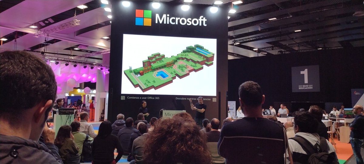 MicrosoftEduEsp's tweet photo. Hablamos ahora de @PlayCraftLearn y #metaverso en #SIMOEDU22 
con David Hurtado, Lead Innovation de @MicrosoftES y Bárbara Diezma, del equipo de @surface 
#MicrosoftenSimo22 https://t.co/Scnf6Vq7bd