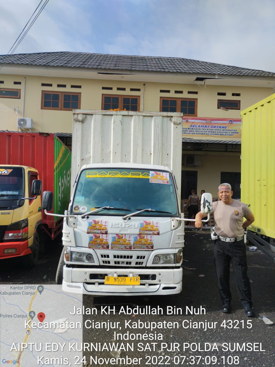 FlareFoundaion's tweet photo. Polda Sumsel peduli Cianjur, bantuan paket sembako obat-obatan dan pakaian dari keluarga besar polda sumsel telah tiba dengan selamat dan selanjutnya siap disalurkan kepada korban gempa di cianjur.#poldasumsel #peduli #Cianjur https://t.co/td4GzEKFjg