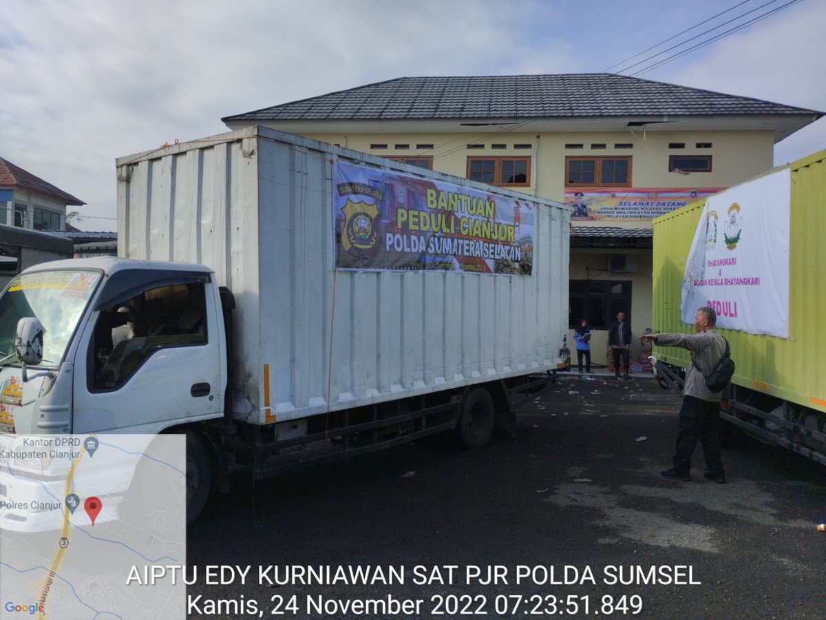 FlareFoundaion's tweet photo. Polda Sumsel peduli Cianjur, bantuan paket sembako obat-obatan dan pakaian dari keluarga besar polda sumsel telah tiba dengan selamat dan selanjutnya siap disalurkan kepada korban gempa di cianjur.#poldasumsel #peduli #Cianjur https://t.co/td4GzEKFjg