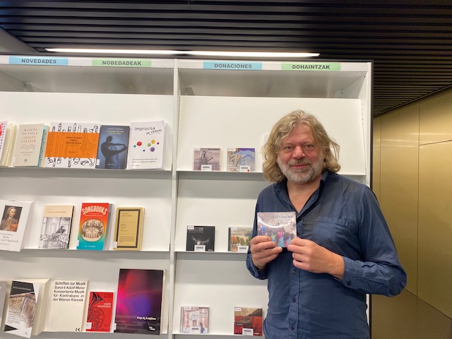 MMediateka's tweet photo. El profesor Karsten Dobers nos ha donado el CD "Altissimo! Harold en Italie, Hommàge a Berlioz", junto a Loïc Mallié. Gracias @KarstenDobers https://t.co/gkeAeb29ZY