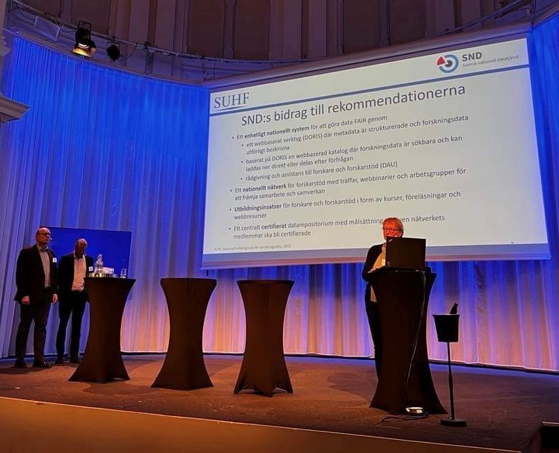 Elisabeth Strandhagen från <a href="/sndSweden/">SND</a> på #IFFS2022 scen för att berätta hur SND och dess nätverk bidrar till att uppfylla SUHF:s rekommendationer för omställningen till #öppenvetenskap 💪😀!

#forskningsdata #iffis2022