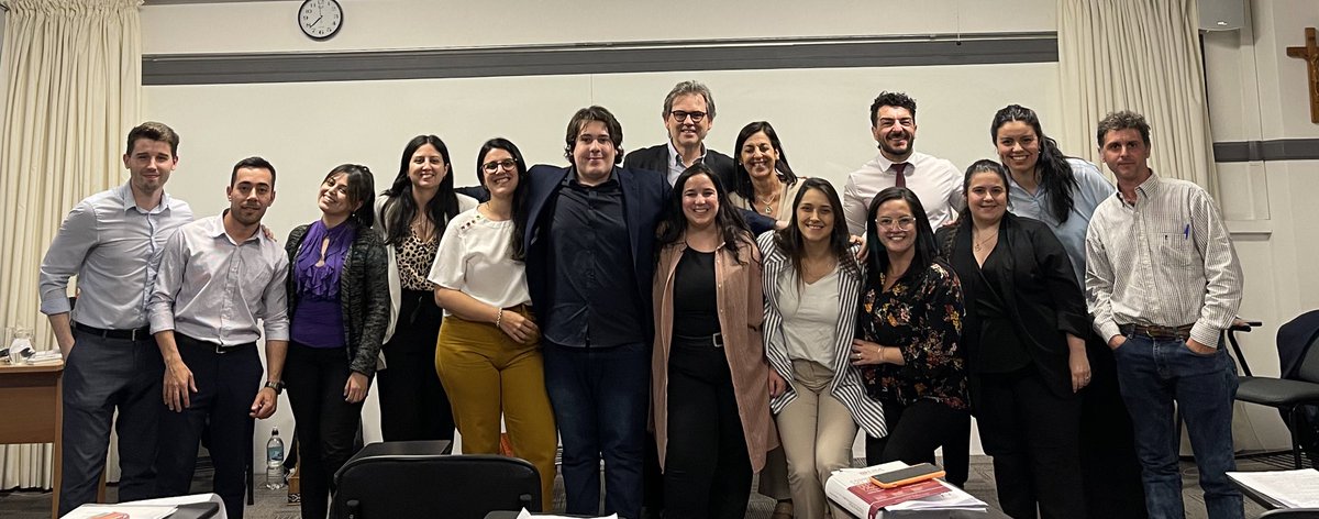 SantiagoPCampos's tweet photo. Anoche terminamos el módulo practico de litigación en la Maestría de Derecho Procesal y Litigación de @UMderecho Gran trabajo de dos nuevos equipos. Se aprende más haciendo! Gracias por el esfuerzo y el compromiso! https://t.co/1BdntgdIwm