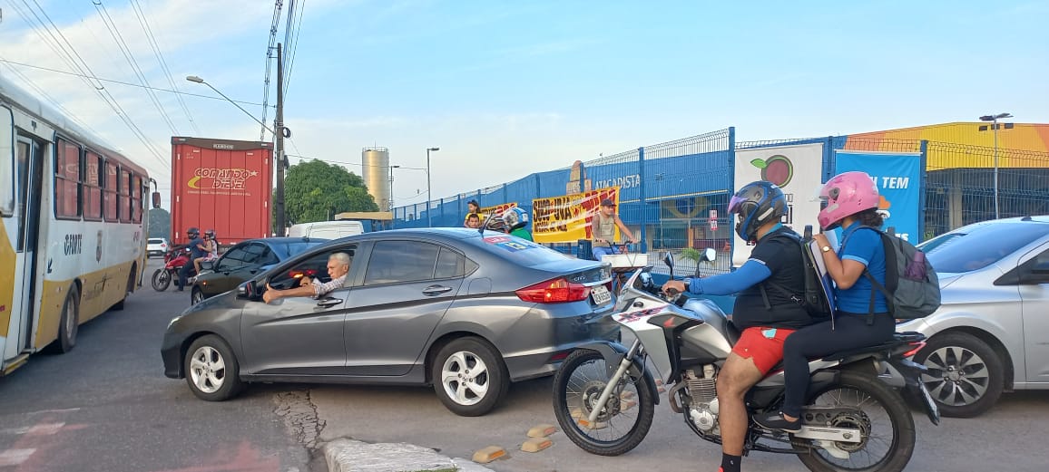 Bom dia <a href="/assaioficial/">Assaí Atacadista</a>, olha nós aqui de novo reportando a ocupação irregular de caminhões que abastecem vocês. Percebam que o caminhão na ciclovia empurra o ciclista para o meio da rua, um atentado à vida. Espero que se sensibilizem e tomem providencias. @SeMOB_Bel ajuda a gente!