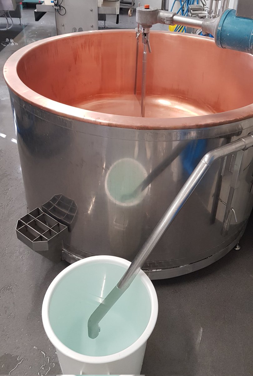 Yeeeeah, ready for 'take off'....Kessi'63 staat strak gespannen, want: Nu 't zachtjes aan begint te 'winteren' wordt 't tijd voor R'klette. Volgens Zwitsers recept, met puur 'Ollandse melluk'......'t Beste van 2 werelden. #veehoudergebonden #rasspecifiek #rauwmelks #natuurkorst