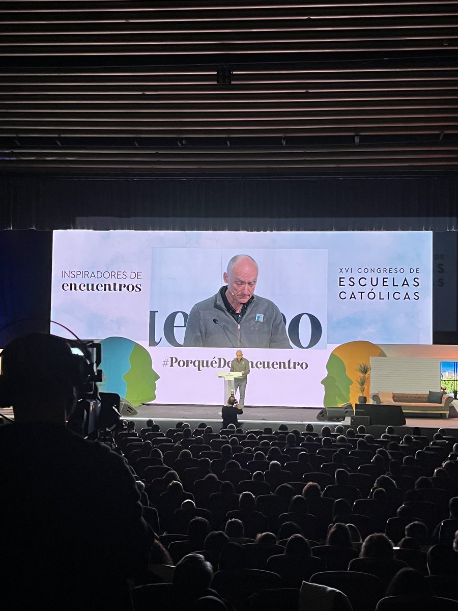 “El encuentro con el maestro es el encuentro con un testimonio vivo de la vida. La primera verdad es la verdad del otro. Sin la verdad del otro no habría verdad del mundo. Sin la verdad de tú, no habría mundo. Es gracias al rostro del tú, que el mundo aparece como mundo.”Esquirol