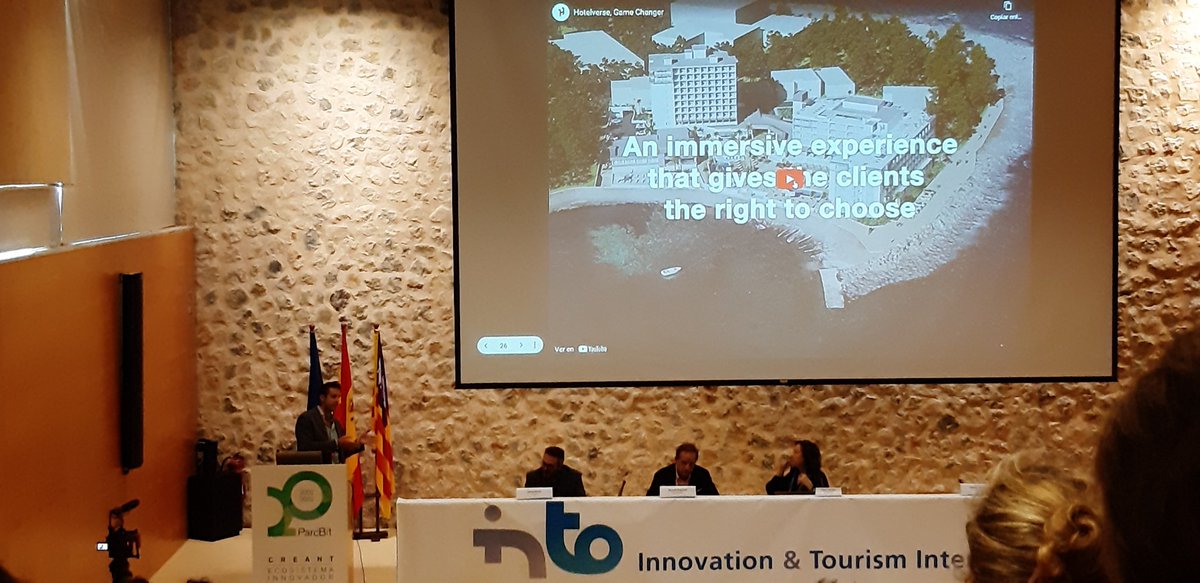 Els bessons digitals aplicats a l'hotel per poder sumegir-te dins l'habitació abans de reservar-la, presenta Fermín Carmona <a href="/HotelverseTech/">Hotelverse</a> #INTO2022