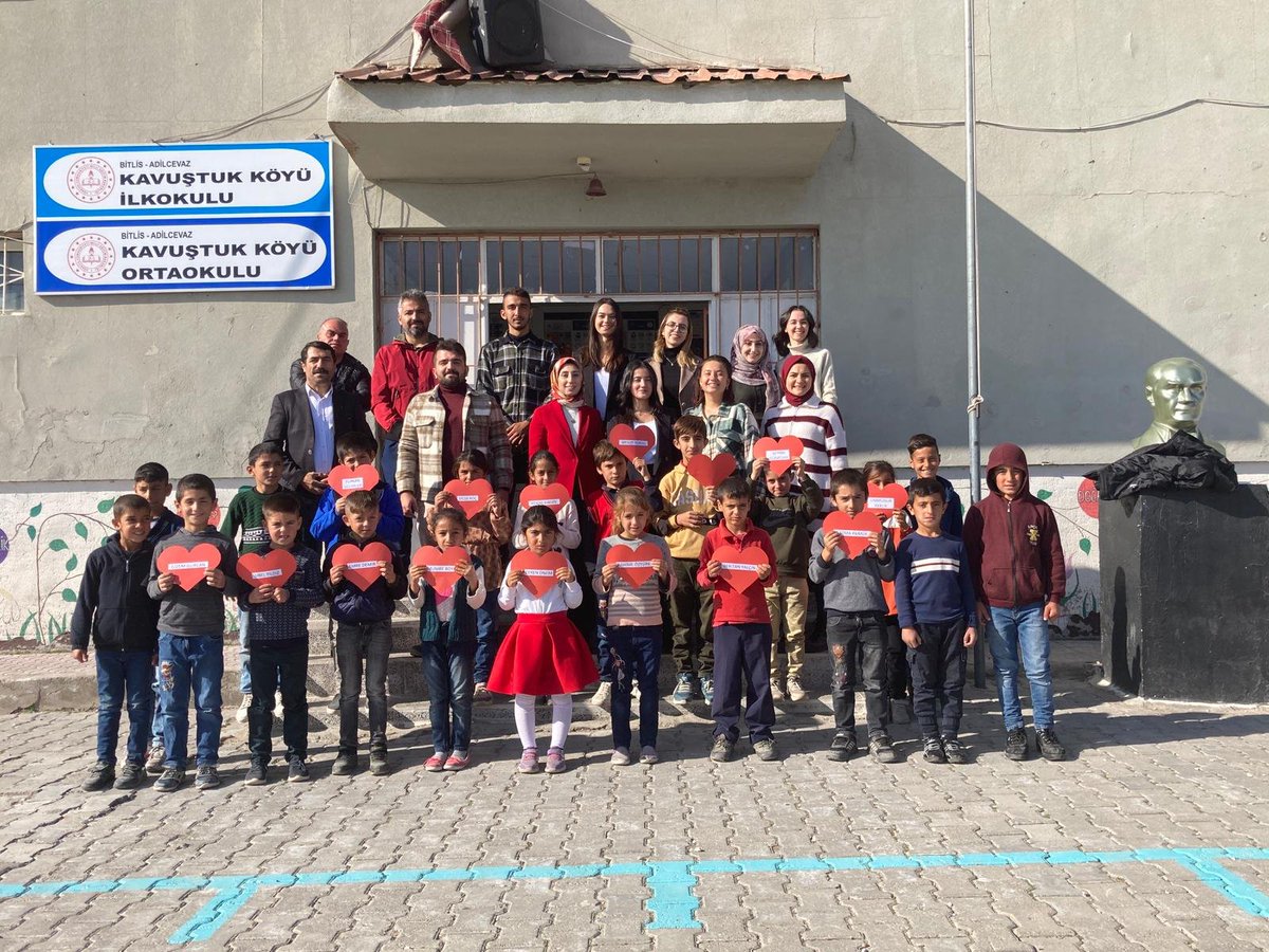 KavustukO's tweet photo. "Eserinin üzerinde imzası olmayan yegane sanatçı öğretmenlerdir." Bütün öğretmenlerin öğretmenler günü kutlu olsun. #24KasımÖğretmenlerGünü 
@tcmeb
@Bitlis_Mem
@AdilcevazM
@Korkmazemin49
@YavuzBEKARDE https://t.co/uyC2HyvqAf