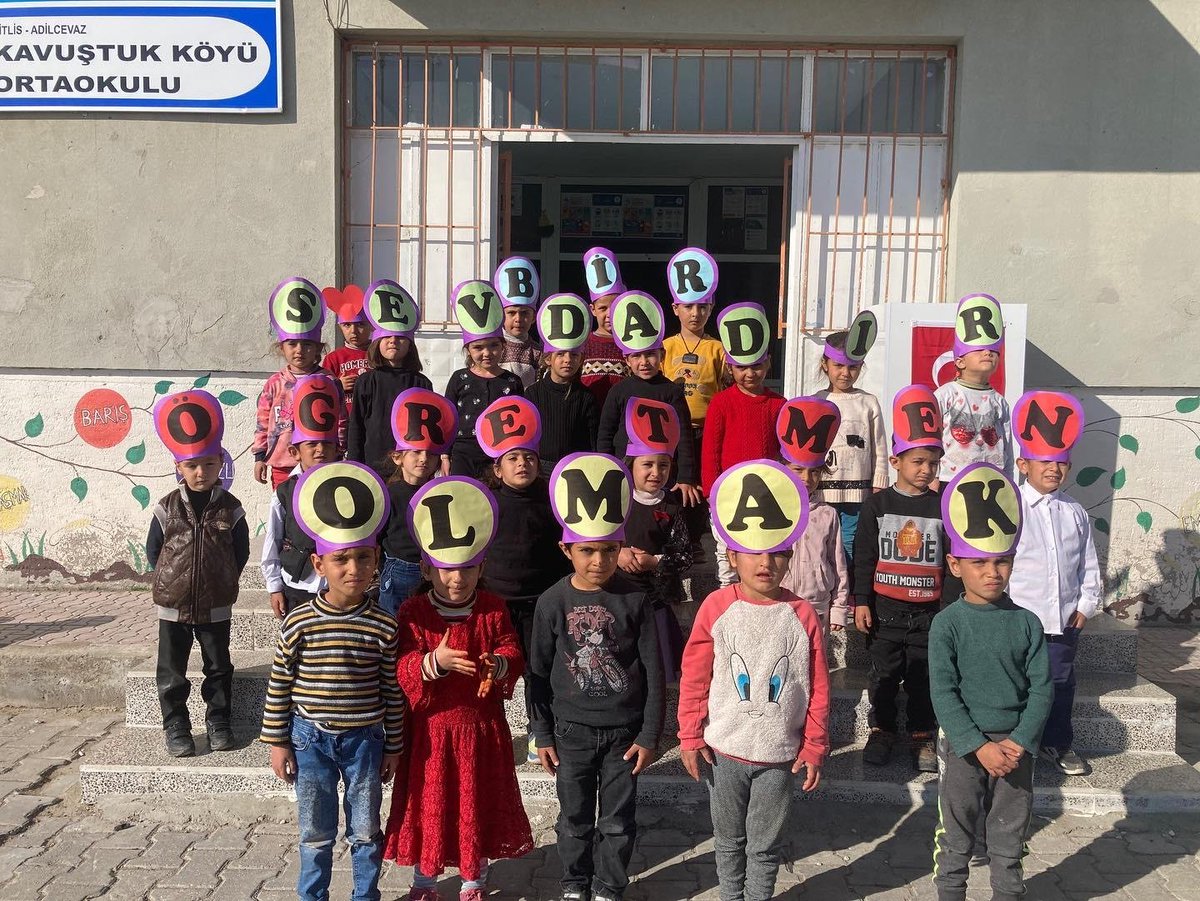 KavustukO's tweet photo. "Eserinin üzerinde imzası olmayan yegane sanatçı öğretmenlerdir." Bütün öğretmenlerin öğretmenler günü kutlu olsun. #24KasımÖğretmenlerGünü 
@tcmeb
@Bitlis_Mem
@AdilcevazM
@Korkmazemin49
@YavuzBEKARDE https://t.co/uyC2HyvqAf