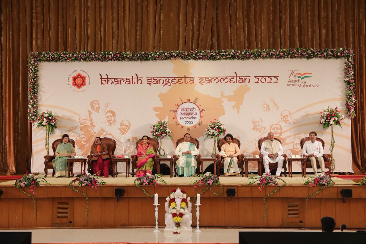 im_bibek_sharma's tweet photo. Exploring how different music genres โ #Hindustani, #Carnatic, #Folk, and #Western, lead to the same experience of bliss - Bharath Sangeeta Sammelan 2022!
@SSSUHE_KLBG @arunasays @mandolinbros @Violinmanjunath @rashmimalik1 @sri_madhu_sai @nirmalamusic #bcmanjunath @CarnatiCali https://t.co/4YvL8XJg8g