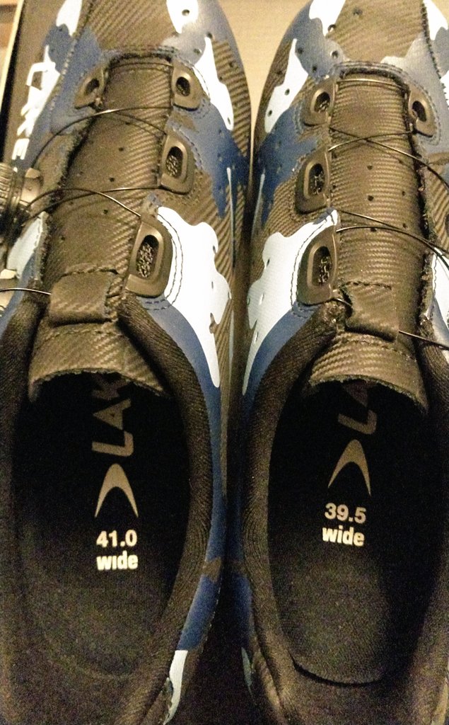 pintianmao's tweet image. Ys上野でオーダーしていたLAKEのSPDシューズMX332が遂に到着。
左右の足のサイズが大きく異なる自分にとって、これが最適解。
既製品とは異なるフィット感。
これから自分の足に更にフィットするようユックリと育てていこう。