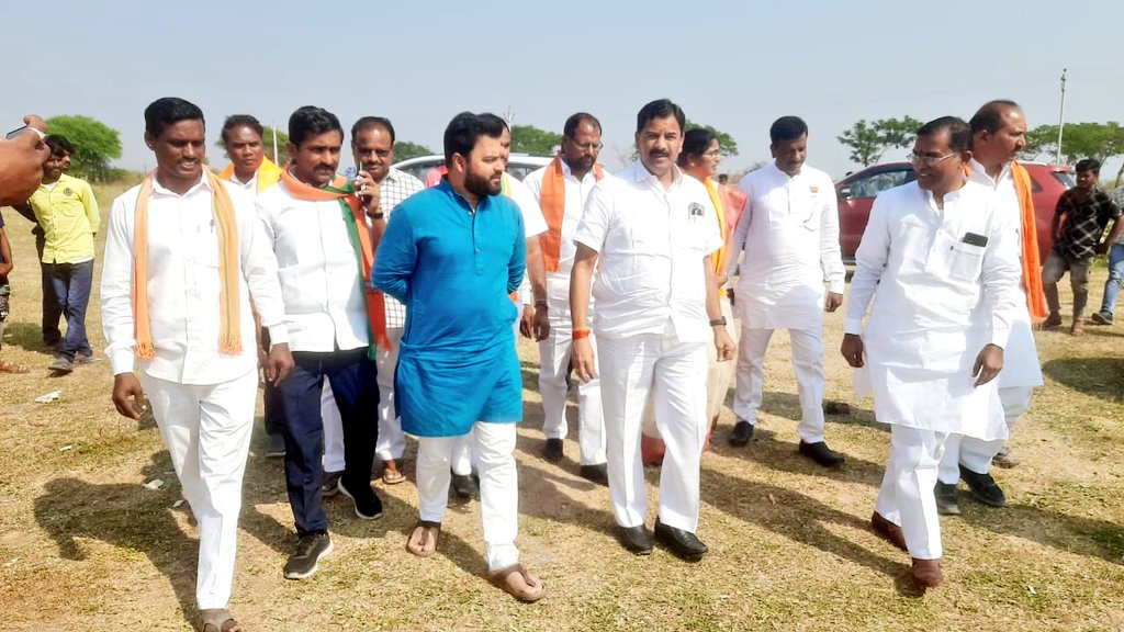 TVG_BJP's tweet photo. Along with padayatra convener @Manohargangidi ji,Dist Pres. @ramadevibjp1 ji & party leaders, inspected the ground at #Bainsa in Nirmal dist, where Hon'ble State President of @BJP4Telangana Shri @bandisanjay_bjp ji will hold Public Meeting on the first day of #prajasangramayatra5 https://t.co/RpUrnvhCCR