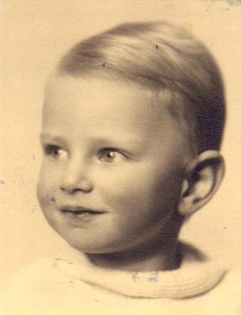 AuschwitzMuseum's tweet image. 24 November 1939 | A Dutch Jewish boy, Alex Weijel, was born in Enschede.

In October 1942 he was deported to #Auschwitz and murdered in a gas chamber after the selection.