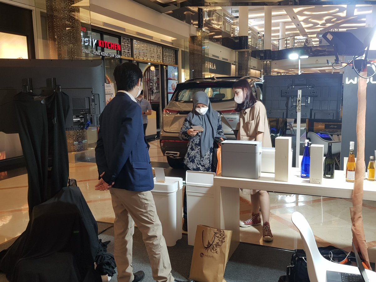 NaraExhibition's tweet photo. Thank you for everyone who come to our 3rd day of Nara Prefecture Product Exhibition! Learn Japan's former capital city history and their local products, and get free candies from Nara! Looking forward for your visit!^^ #TransStudioBandung https://t.co/PsB8D9tREl