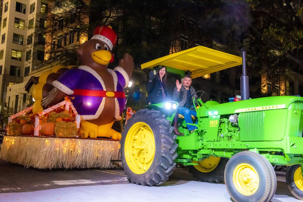 NovantParade's tweet image. Happy Thanksgiving! Thank you to everyone who came out to watch our parade last night or tuned in this morning💘

#novanthealth #novanthealththanksgivingdayparade #thanksgiving #thanksgivingdayparade #cltthanksgiving #cltthanksgivingdayparade