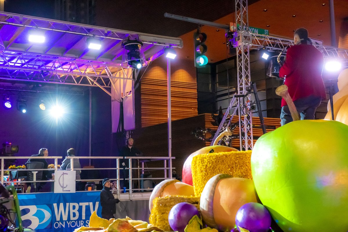 NovantParade's tweet image. Happy Thanksgiving! Thank you to everyone who came out to watch our parade last night or tuned in this morning💘

#novanthealth #novanthealththanksgivingdayparade #thanksgiving #thanksgivingdayparade #cltthanksgiving #cltthanksgivingdayparade