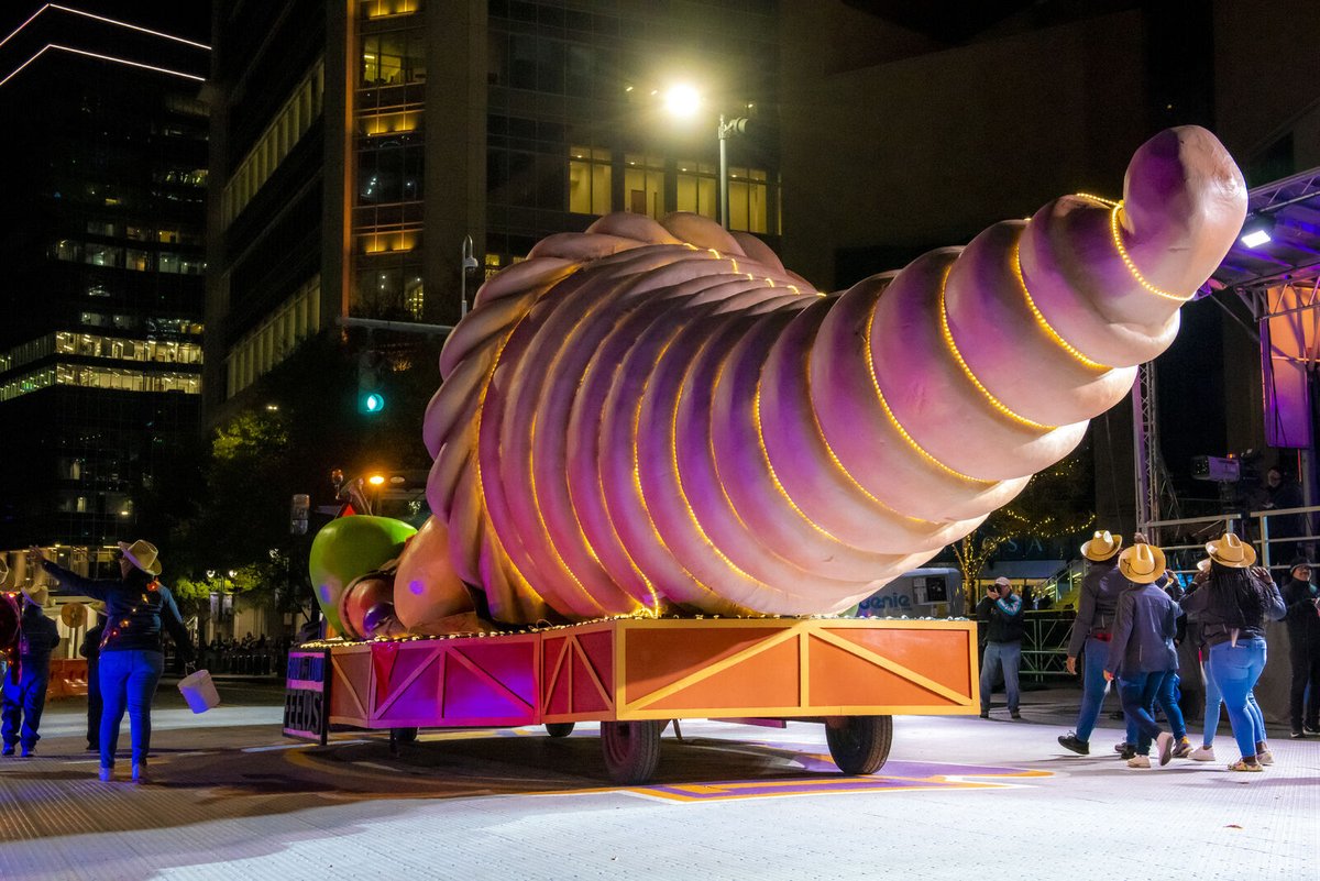 NovantParade's tweet image. Happy Thanksgiving! Thank you to everyone who came out to watch our parade last night or tuned in this morning💘

#novanthealth #novanthealththanksgivingdayparade #thanksgiving #thanksgivingdayparade #cltthanksgiving #cltthanksgivingdayparade