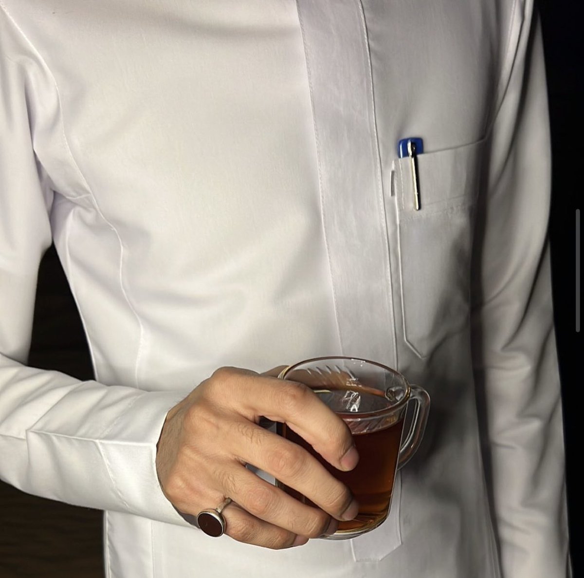Y5BiK's tweet photo. أحسن لك تعيش الحياه إنعزالي
ولا تخاوي واحدٍ ما يدانيك 

لا تتبع المقفي ولو كان غالي
لو هو يقدر قيمتك ما يخليك https://t.co/DPRMRweBHM