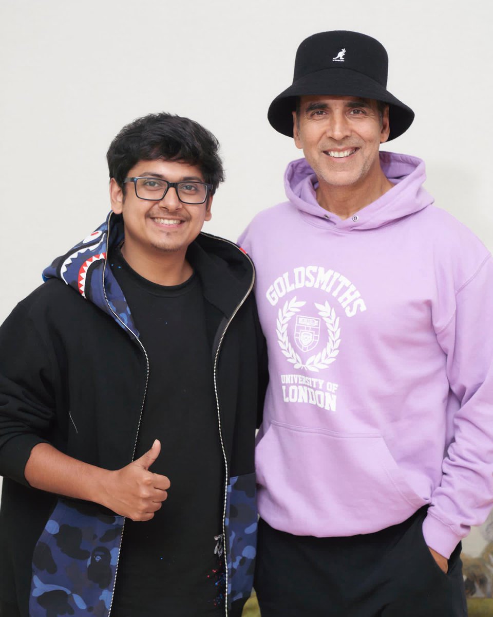 GauravAkshay16's tweet photo. #Photos- @akshaykumar sir clicked with #YouTubers #gamers in
#Mumbai recently. @Aadii_Sawant
@naman_mathur @alpha__clasher
@scouttanmay
#AkshayKumar #DynamoGaming #NamanMathur #AlphaClasher #tanmaysingh #akshaykumarfans #Akkians #Akki #GauravAkshay https://t.co/tVB9Wqh5Oy
