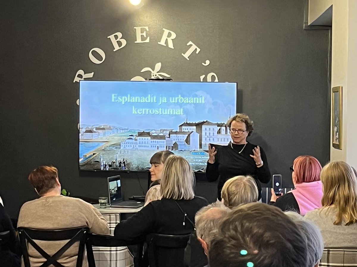 Ensimmäinen #kävelykeskusta työpaja lähdössä liikkeelle, tupa täynnä. Äänessä ⁦<a href="/LauraKolbe/">Kolbe Laura ☘️ Helsinki</a>⁩ valottamassa Esplanadien historiaa. ⁦<a href="/K2HEL/">Helsingin seudun kauppakamari</a>⁩