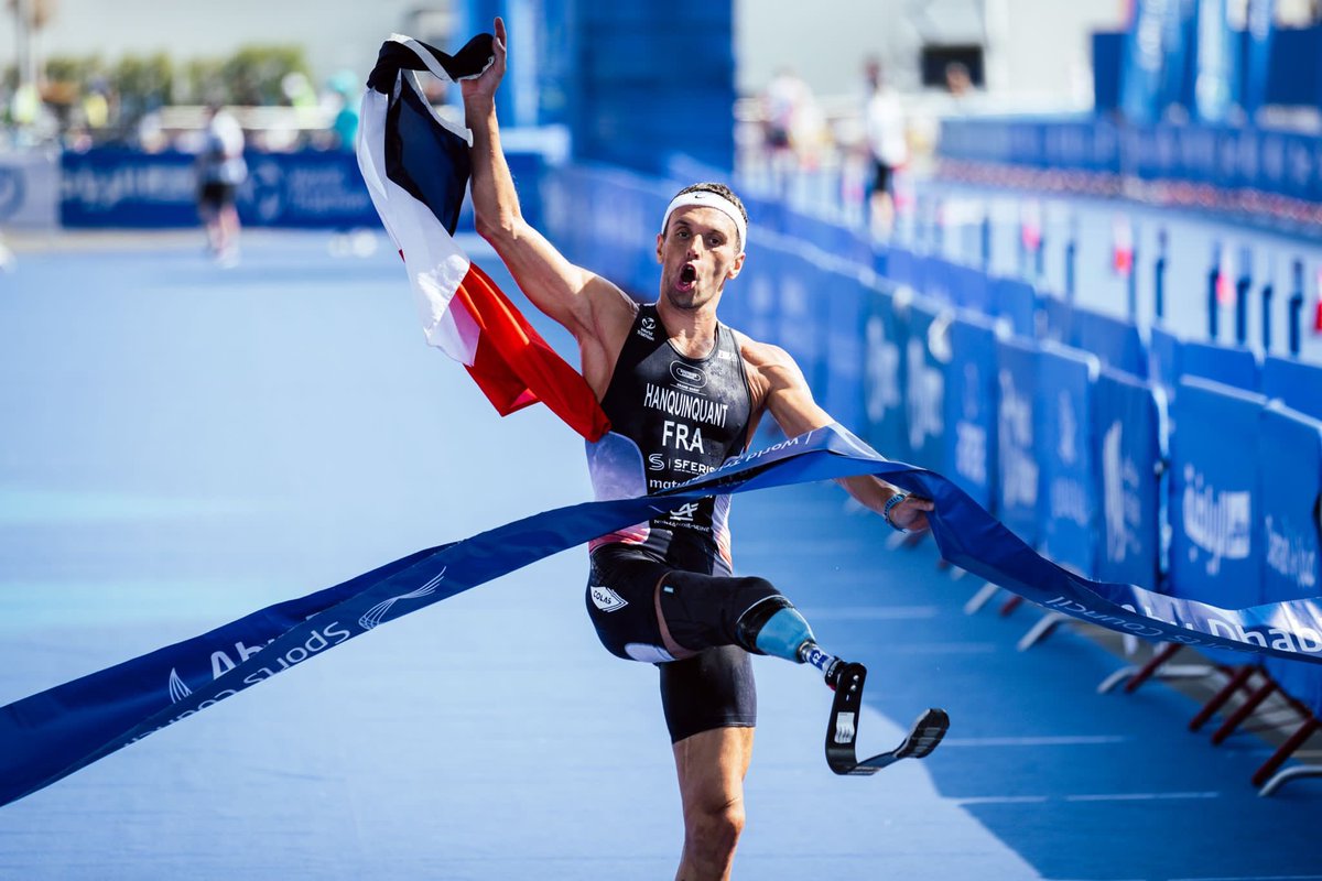 FFTRI's tweet photo. Championnat du monde Para triathlon Abu Dhabi : 

L’ogre de la catégorie PTS4 a encore frappé. 
Alexis Hanquinquant décroche un 5e titre mondial. Le Rouennais s’impose devant Pierre-Antoine Baele. Bravo les Bleus ! 🇫🇷👏💪🎉

##paratriathlon #GoFrance  

📷 Puur Film/FFTRI https://t.co/zGLboBlDrN