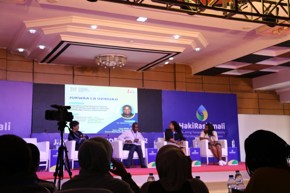 InfoLeat's tweet photo. Mr. Fred Kabanda (from ANRC, Uganda) on how to manage expectations:
1. It is critical that correct information is sent to communities;
2. The economies of scale is important;
3. #China takes advantage of its market, Africa should do so;
4. Direct employment in extractives is low. https://t.co/dDDcpxcBMq
