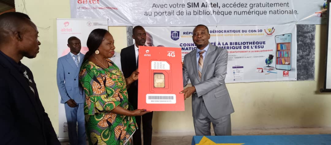 #RKLKenge Le Vice-Gouverneur de la Province du Kwango, Me Saturnin TANGANDANDU, a procédé ce mardi à Kenge au lancement de la bibliothèque numérique nationale en présence du Directeur Régional d'Airtel grâce à la remise de kit et sim Airtel Academia
