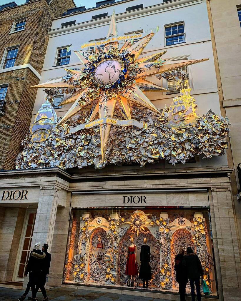 malumpfy's tweet photo. Shopfront Christmas decorations on Bond Street at the weekend, will be even better in the evening, I’m sure
#christmasdecor #christmasdecorations #shopfronts #windowdecorations #opulence #bondstreet #dior #cartier #chanel #louisvuitton #jomalone #bondst… https://t.co/ow4O1MTDLr https://t.co/oQhvoZOfsW