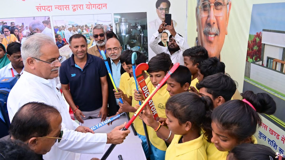 माननीय मुख्यमंत्री श्री भूपेश बघेल जी ने खिलाड़ियों को श्रीमती सूर्यमुखी देवी राजगामी संपदा न्यास राजनांदगांव द्वारा प्रदत्त खेल सामग्री वितरित की। 

श्री बघेल ने खिलाड़ियों से बात कर उनका हौसला बढ़ाया एवं तन-मन से खेलने के लिए प्रेरित करते हुए उन्हें आशीर्वाद दिया। #भुपेश_कका