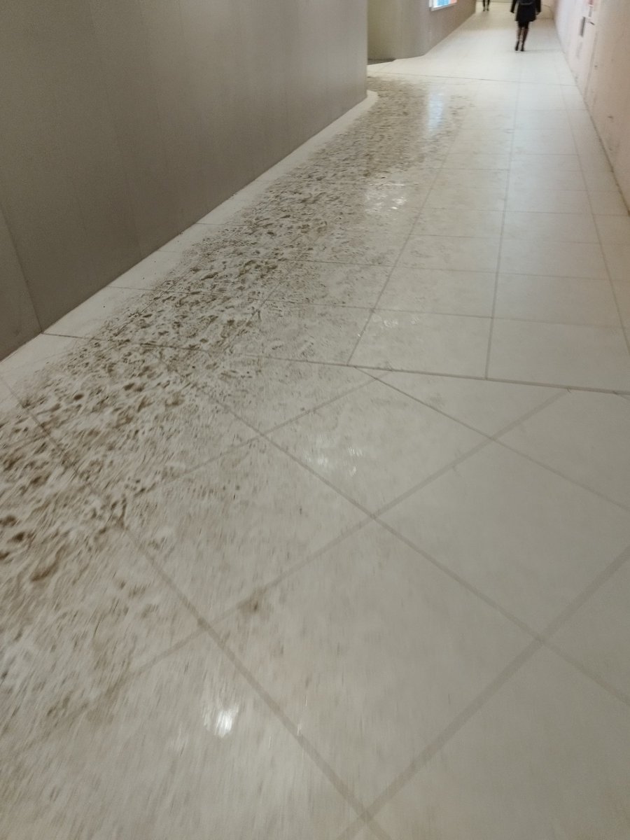 SimoTukiainen's tweet photo. Sörnäisten metroaseman uusi (vaalea) lattiamateriaali on märkänä ja likaisena aika ikävä näky ja tuntuu myös vaarallisen liukkaalta?! 😬#HSL #metro https://t.co/qtcvyeef4D