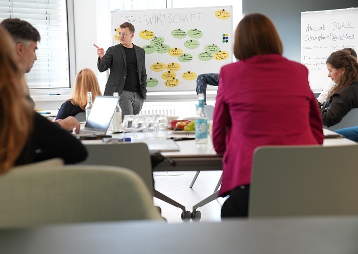 Digitale #Souveränität messbar und operationalisierbar machen - darum geht es in einem Projekt, das das Weizenbaum-Institut zusammen mit <a href="/osballiance/">Open Source Business Alliance</a> ins Leben gerufen hat. Im Auftaktworkshop wurden erste Ideen und Konzepte entwickelt: weizenbaum-institut.de/news/ein-index…