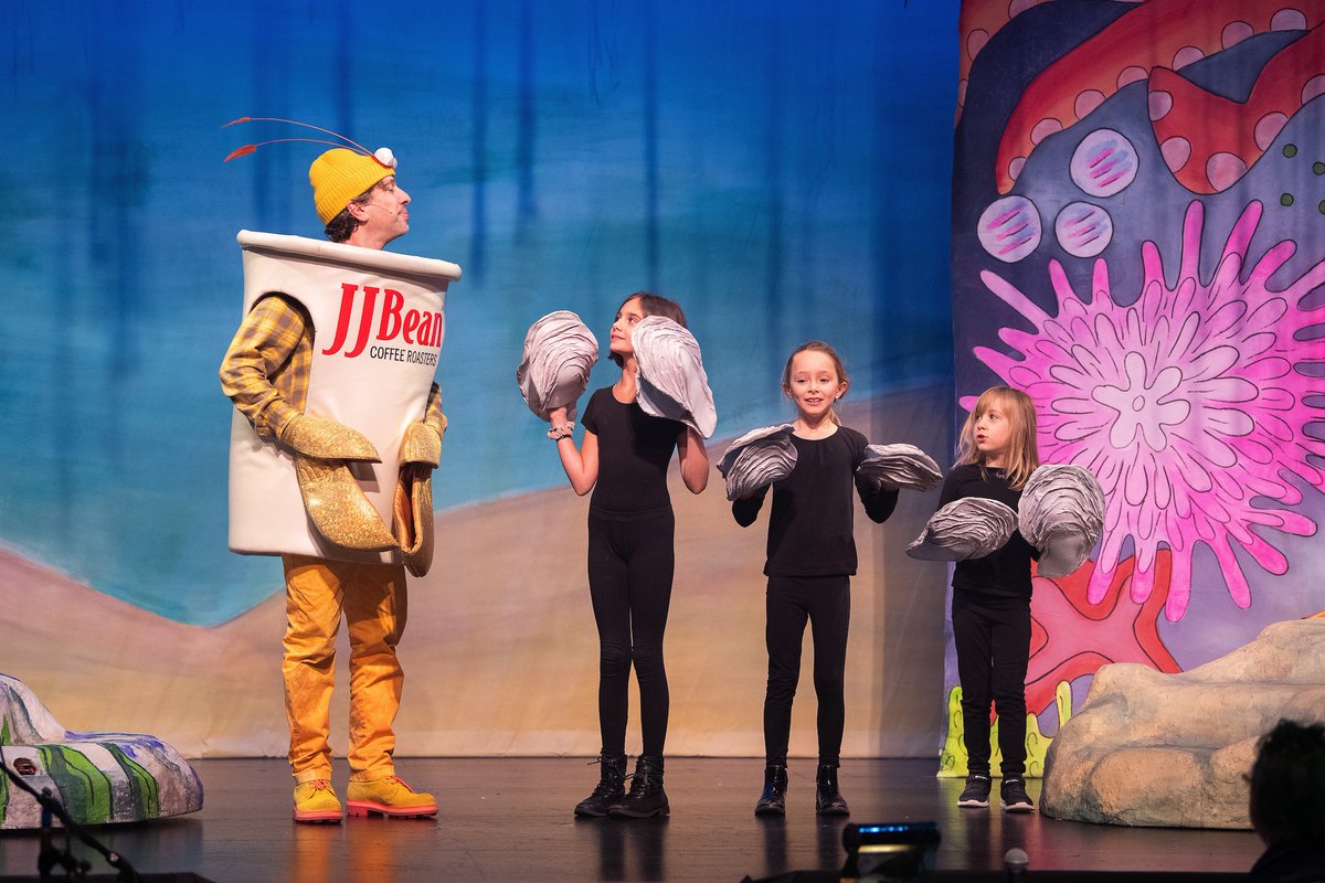 rickchung's tweet photo. #EastVanPanto's reversal of #TheLittleMermaid by @TheCultch and @ThtrReplacement 🧜‍♀️ is an aggressively pleasant holiday tradition for all ages

My @georgiastraight review: https://t.co/ww07OJf1yd https://t.co/yIR8mVZnMe