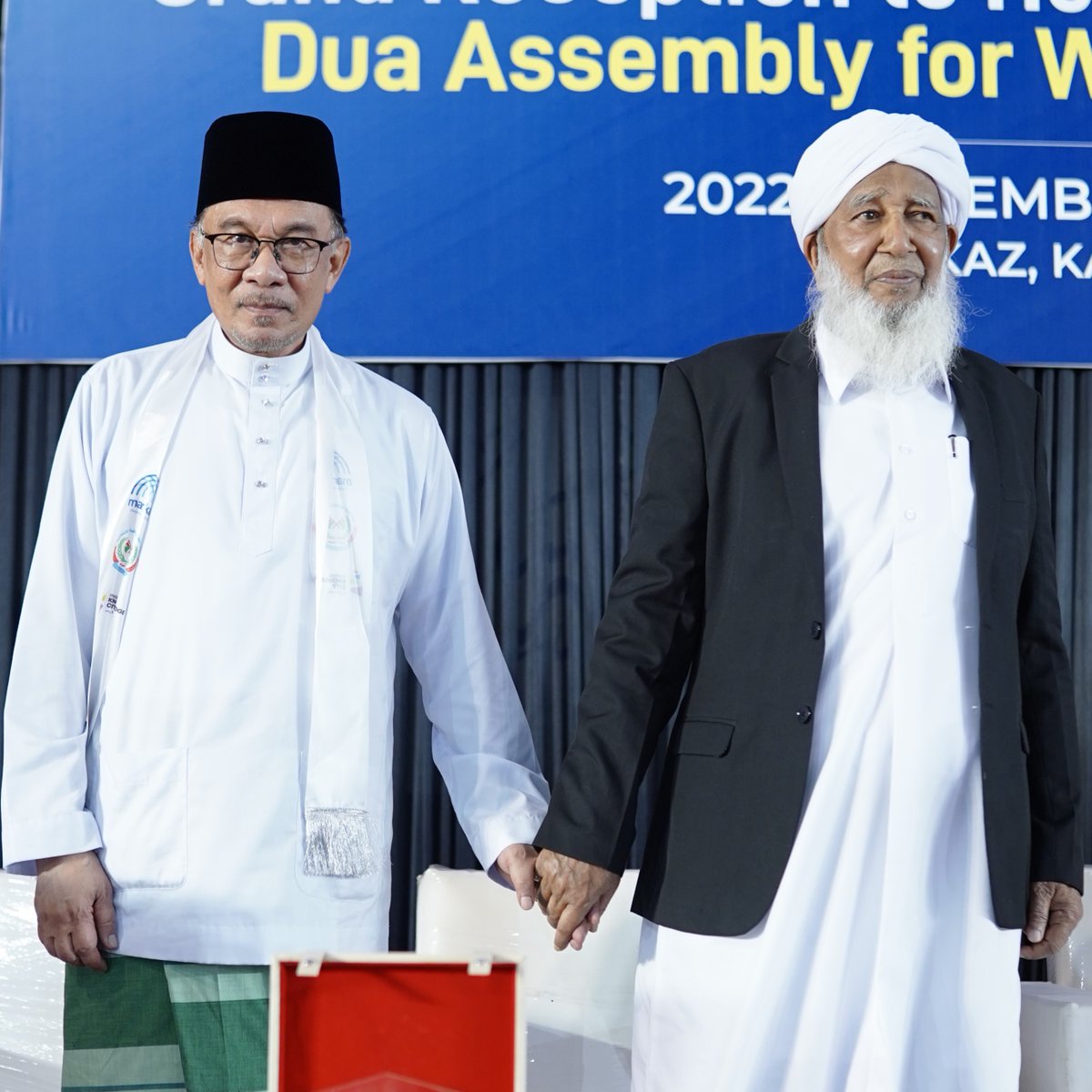 shkaboobacker's tweet photo. Pleased to hear that Dato Seri @anwaribrahim has been elected as the 10th Prime Minister of Malaysia, representing the People's Justice Party. He visited @markazonline and sought prayers from the students for his success a couple of months before. https://t.co/XAEnI2SkKS