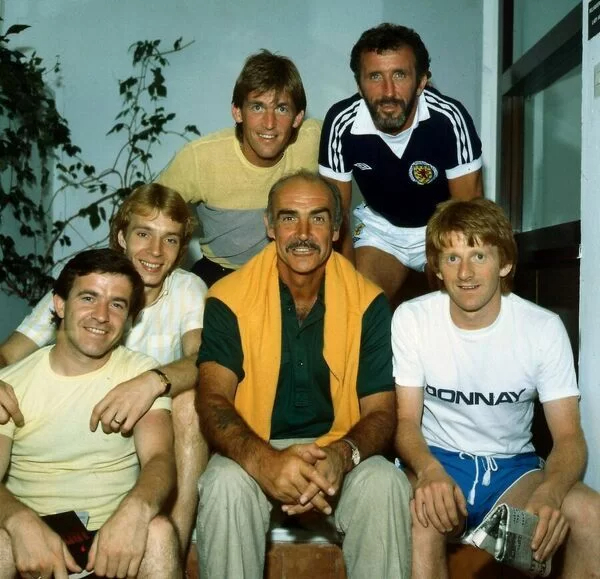 74frankfurt's tweet photo. Sean Connery with Scotland players at the World Cup in Spain, June 1982. Pic: Mirrorpix https://t.co/fIv0xOU3Sf