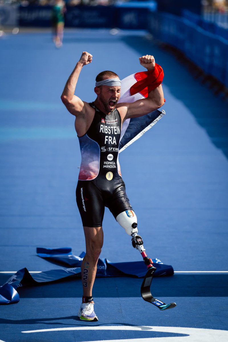 FFTRI's tweet photo. Championnat du monde Para triathlon Abu Dhabi :  
 
Troisième médaille d’or de la journée pour la France grâce à Jules Ribstein, lauréat chez les PTS2. C’est son 3e titre mondial consécutif. 🥇💪❤️
##paratriathlon #GoFrance 

📷 Puur Film/FFTRI https://t.co/Qg4T43jUoS