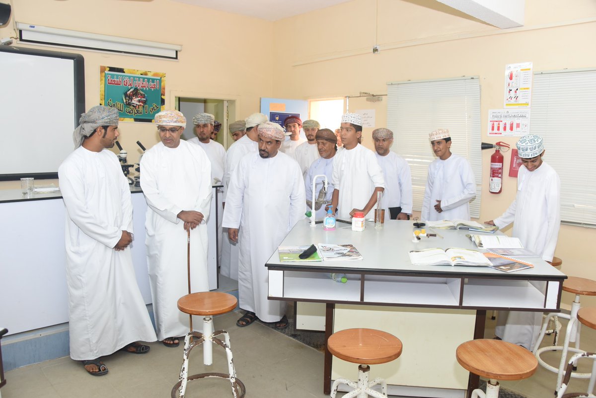 وقد رافقة خلال الزيارة عبدالله بن علي الفوري مدير عام المديرية العامة للتربية والتعليم بمحافظة جنوب الشرقية وعدد من مديري العموم والمساعدين بالوزارة والمسؤولين المعنيين والتربويين بالمحافظة