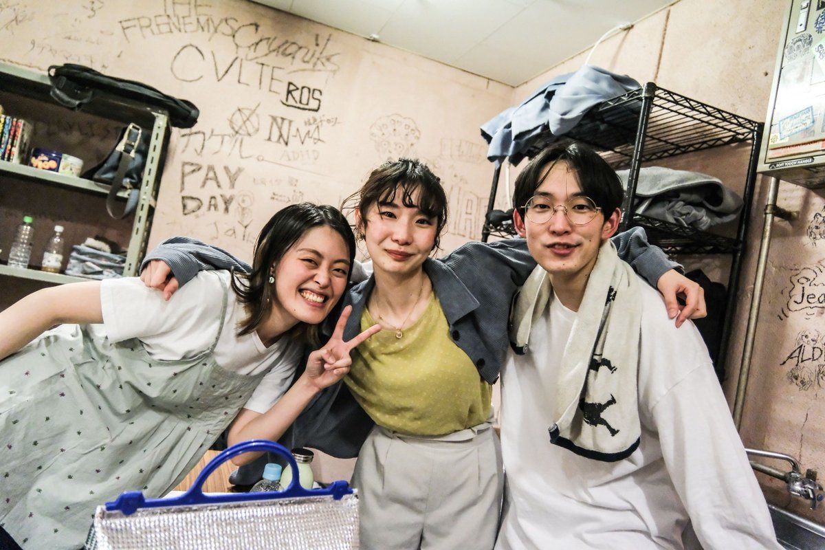 primekeron's tweet photo. お客さんが見れなかったのは、楽屋での風景なんじゃないかな。

ライブに臨む前の顔。
終わった後の「今までありがとう、
今日はお疲れ様」を言い合った時間も。

全部良い顔でしょう？

@__108x3cla 
たくさんたくさん撮ってもらいました。さくらさん、ありがとうございました！ https://t.co/7iH9pHauso