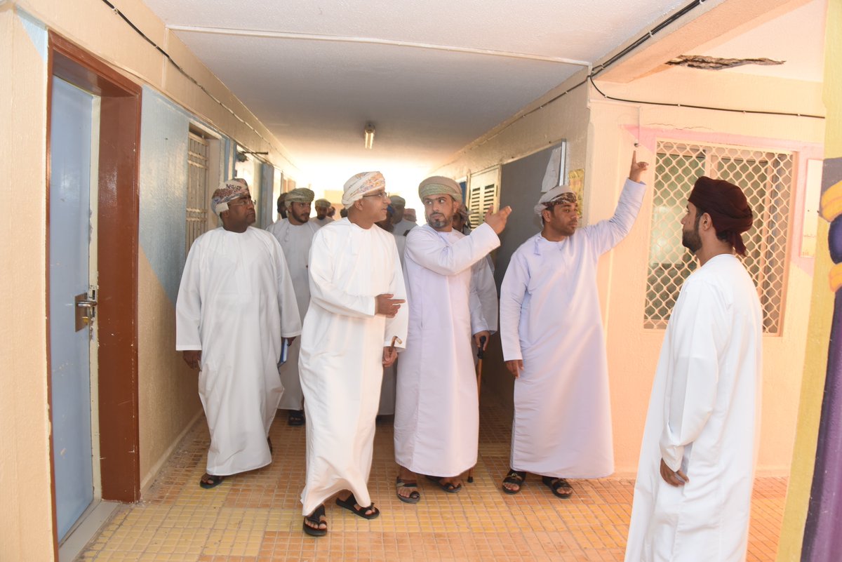 وتضمنت الزيارة الالتقاء بأعضاء الهيئتين الإدارية والتدريسية والاستماع إلى آلية العمل والتحديات التي قد تواجههم والجهود المشتركة للارتقاء بمستوى العملية التربوية بصفة عامة كما زار الفصول الدراسية والمختبر المدرسي واطلع على المستويات التحصيلية للطلبة وزار مرافق المبنى المدرسي