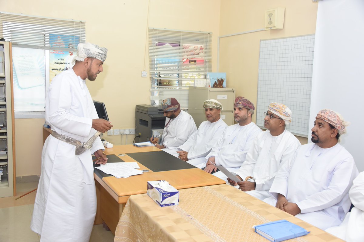 كما ألتقى سعادته بأولياء الأمور وناقش معهم الخدمات التعليمية التي تقدّمها الوزارة في هذه المدارس وأهمية تضافر جهود البيت والمجتمع مع جهود المدرسة والوزارة